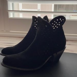 Shyanne women’s black booties